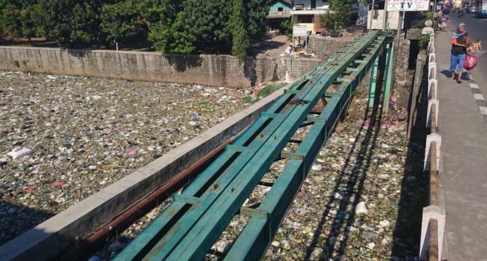 Baru Dibersihkan, Sungai Cipager Dipenuhi Sampah Lagi