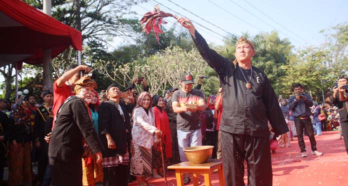 Tradisi Upacara Babarit, Meriahkan Hari Jadi Kuningan Sekaligus Tolak Bala