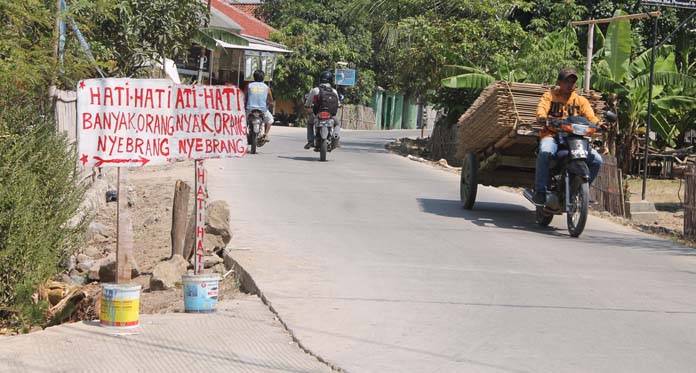 Sering Kecelakaan, Warga Inisiatif Bikin Rambu Peringatan