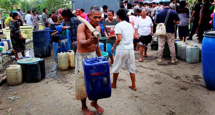 Kesulitan Akibat Kemarau, Warga Krangkeng Senang Dapat Bantuan Air Bersih