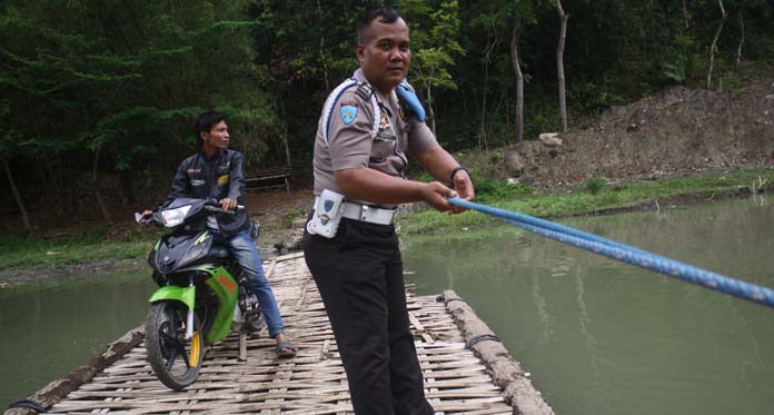 Tanpa Pamrih, Aiptu Basuki Bantu Warga Seberangi Sungai Cijolang