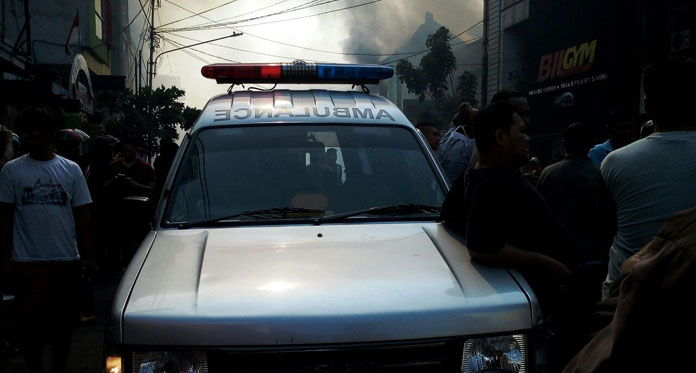 Antisipasi Korban Jiwa Akibat Gudang Jl Pekiringan Terbakar, Tim Medis Siagakan Ambulans