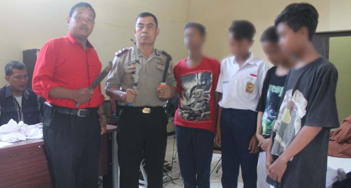 Walah, 4 Pelajar SMP Bawa Pedang Samurai dan Golok, Diciduk Polisi