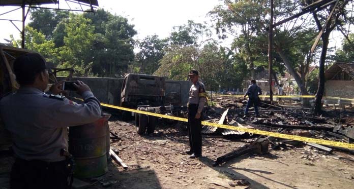 Diduga Korsleting Listrik, Gudang Kayu dan Dua Mobil Truk Terbakar