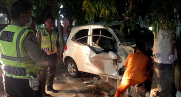 Mobil Milik Pelajar Oleng, Tabrak Pohon dan Naik Trotoar