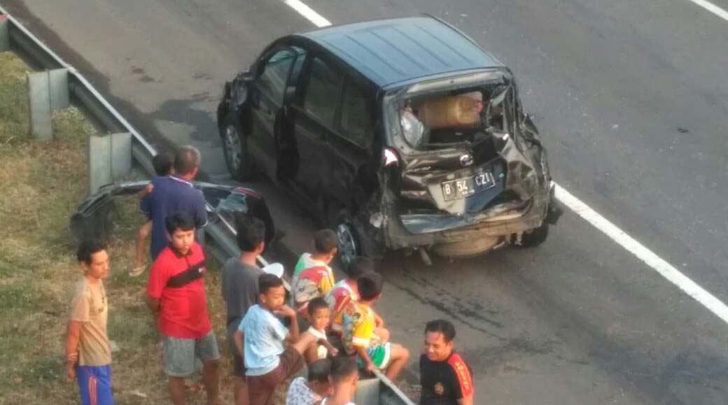 Pecah Ban Belakang, Avanza Ringsek di Tol Palikanci