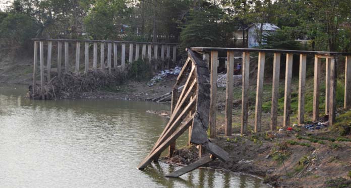 Warga Waswas Tanggul Sungai Cisanggarung Jebol