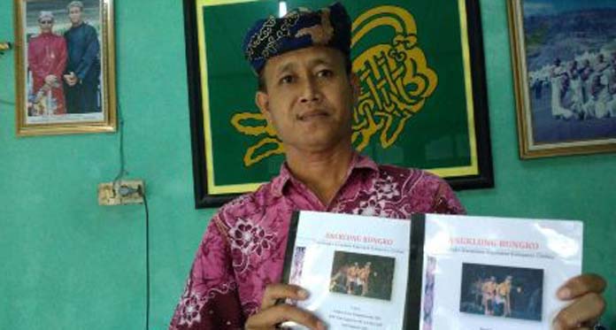 Mengupas Sejarah dan Filosofi Tarian Angklung Bungko lewat Buku