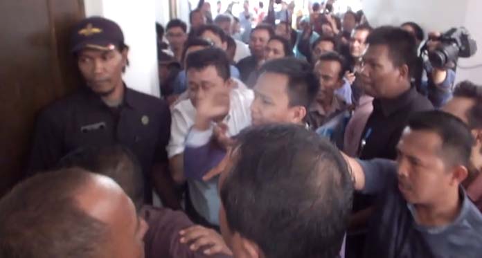 Karyawan dan Dosen Unswagati Geruduk Kantor Yayasan, Unjuk Rasa Ricuh