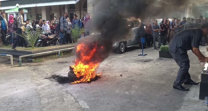 Bakar Ban Bekas, Karyawan dan Dosen Unswagati Ancam Mogok Kerja jika…