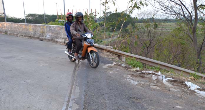 Gawat, Jembatan Penyeberangan Tol Kanci-Pejagan Retak