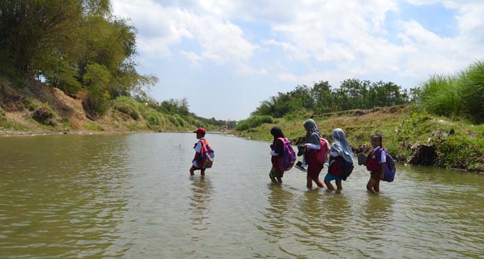 Bertahun-tahun Siswa SD Bertaruh Nyawa Seberangi Sungai ke Sekolah