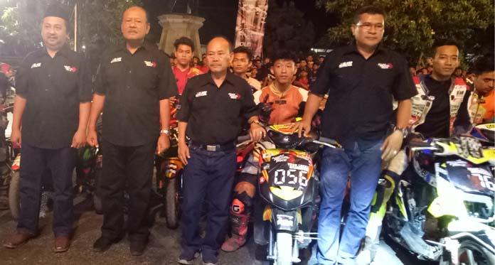 Balap Motor Malam Hari Sedot Ribuan Penonton