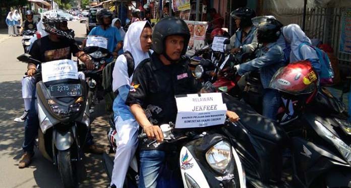 Sopir Angkot Mogok, Relawan Koci jadi Jekfree Siap Antar Gratis