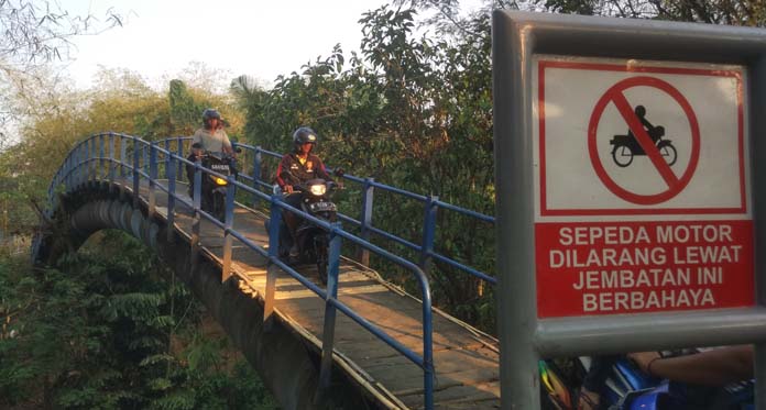 Pemotor Nekat Melintasi Jembatan Melengkung Belanda-Swiss