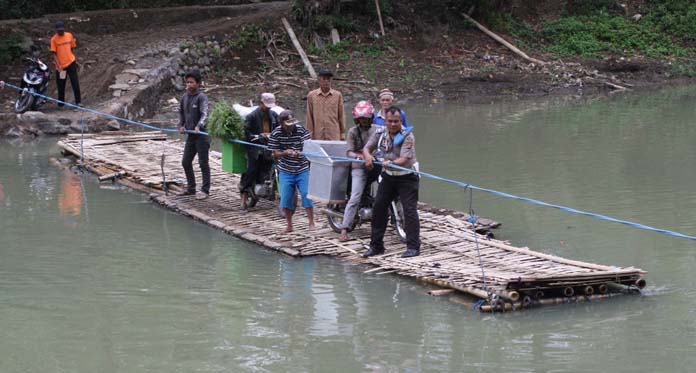 Waswas Terbawa Hanyut, Warga Gunakan Jembatan Rakit Seberangi Sungai Cijolang