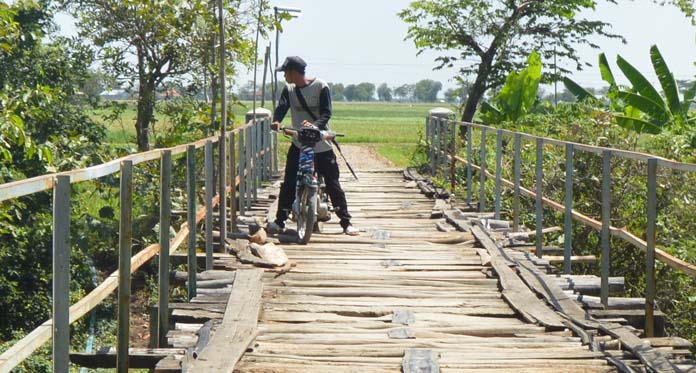 Kondisi Jembatan Tajim Sudah Rapuh, Bikin Warga Waswas