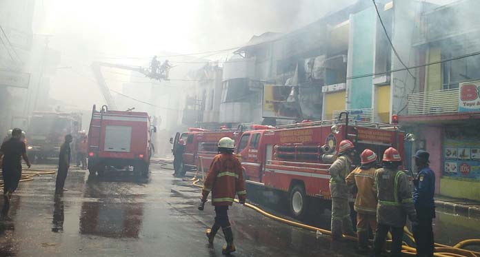 Jatuh Saat Padamkan Api, Petugas Damkar Patah Tulang Punggung