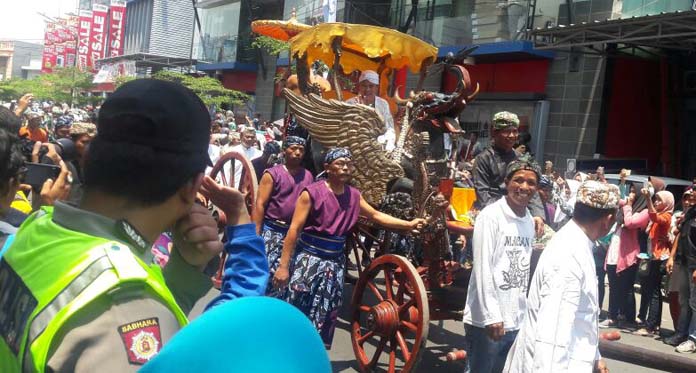 Pasukan Keraton dan Ogoh-Ogoh, Semarakkan Kirab Festival Keraton Nusantara XI