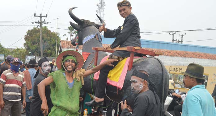 Warga Tumpah Ruah Iringi Arak-arakan Mermule Buyut Bintara