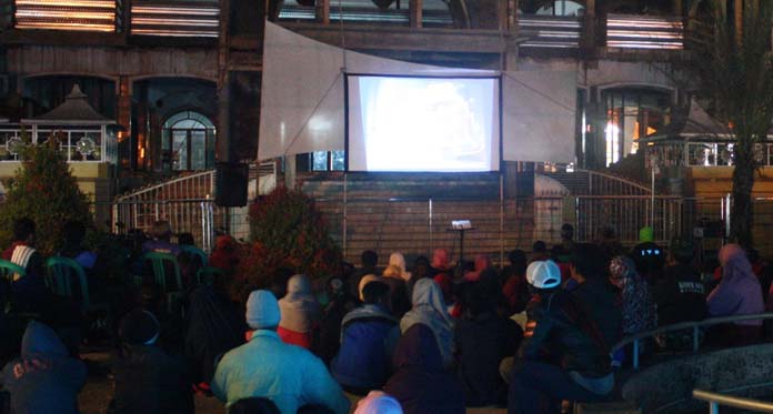 Warga Jalaksana Antusias Nobar Film G 30/S PKI