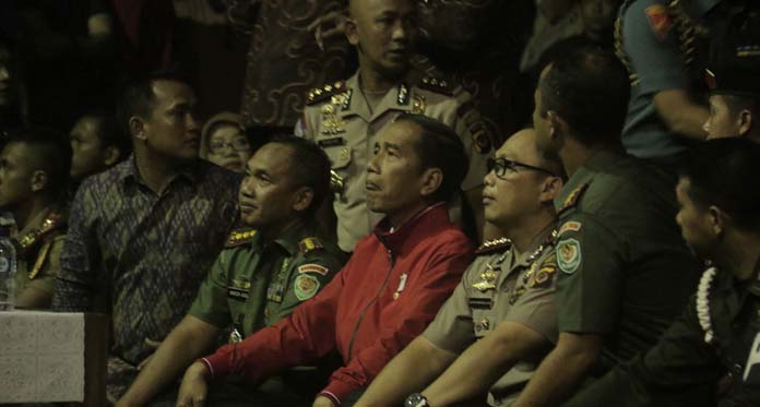 Pakai Jaket Merah, Presiden Jokowi Nobar Film G30S/PKI Bareng Warga Bogor