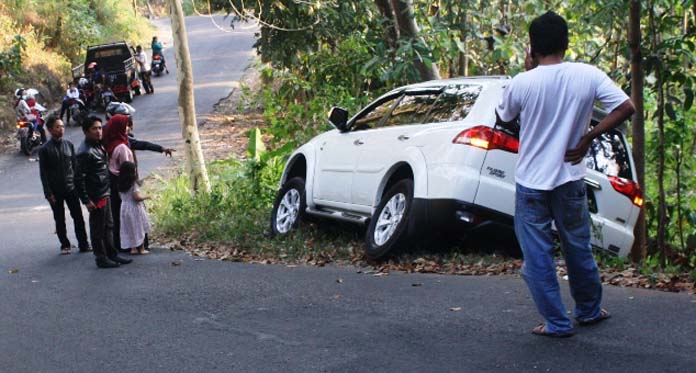 Tekor di Tikungan, Pajero Sport Nyaris Masuk Jurang