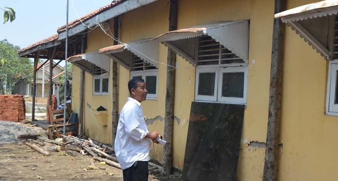 Ironis, Balai Desa Widasari Nyaris Ambruk, Bangunan Disangga Kayu