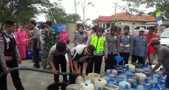 Warga Ujungsemi Krisis Air Bersih, Polres Cirebon Salurkan Bantuan