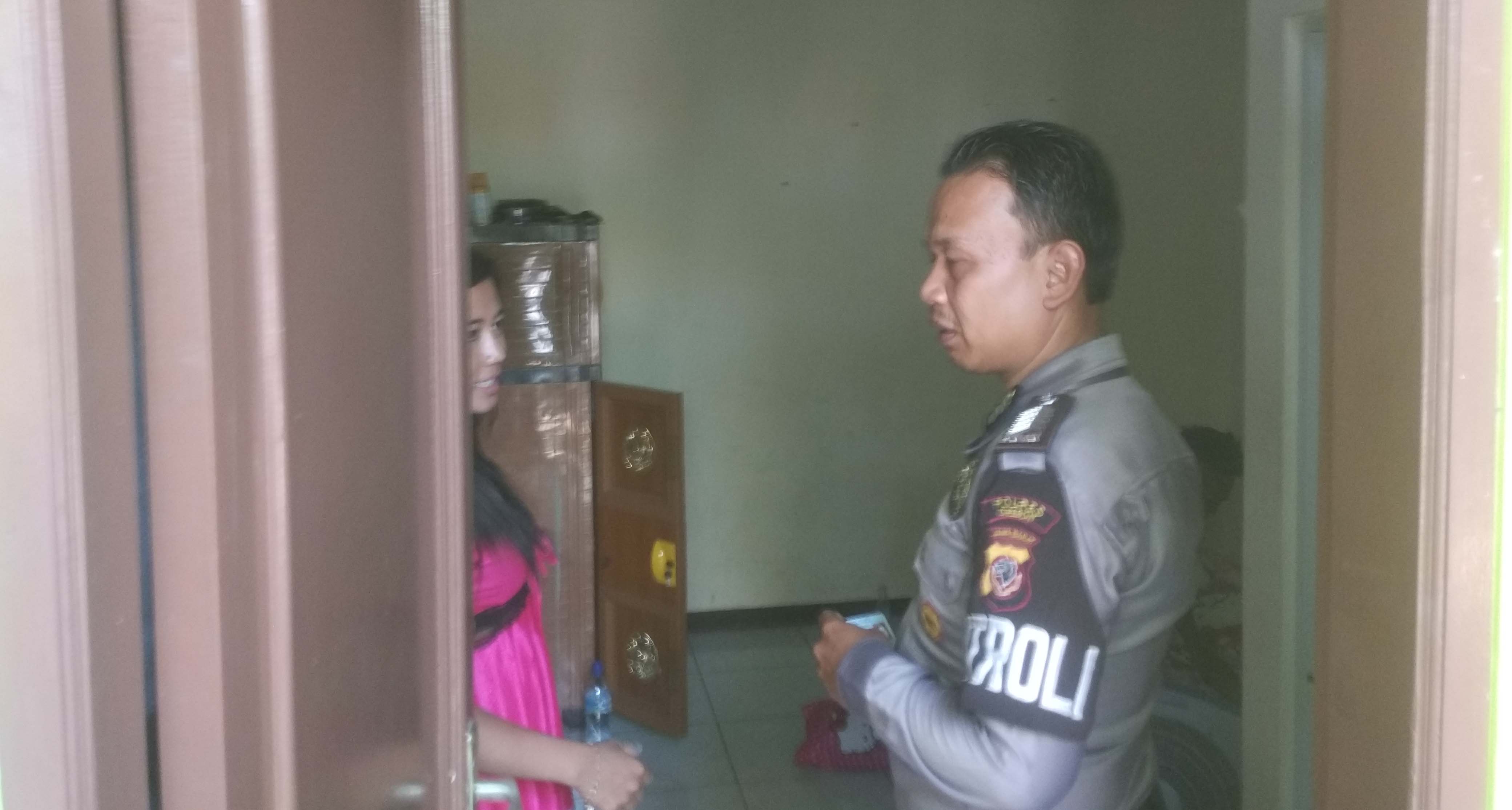 Pintu Kos Dibuka, Eh.. Polisi Dapati PNS Sedang Indehoy