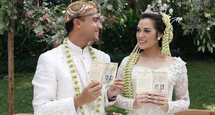 Pamer Buku Nikah, Hamish Daud-Raisa Resmi Jadi Suami Istri