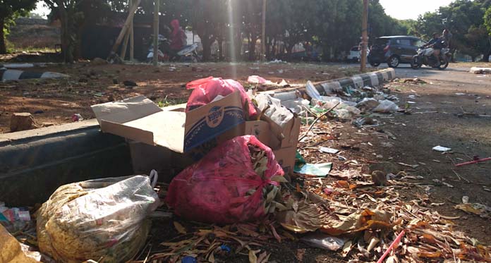 Pedagang Sudah Bayar Uang Kebersihan, Sampah Numpuk di Stadion Bima