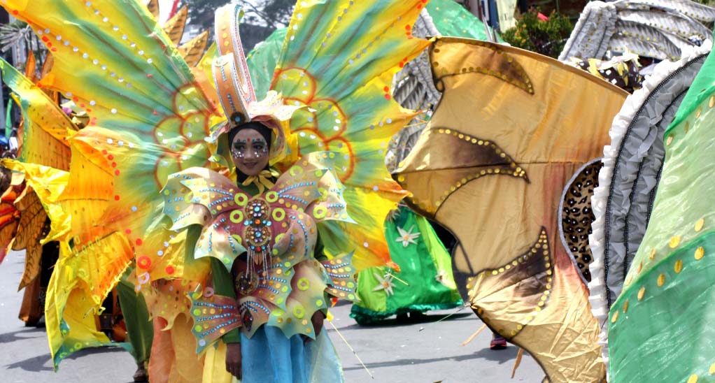 Semarak Karnaval Hari Jadi Kuningan, Mojang Cantik sampai Preman Pensiun