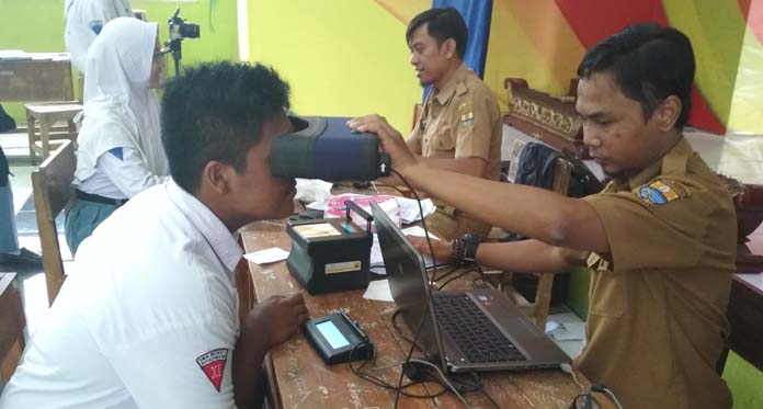 Disdukcapil Kota Cirebon Jemput Bola ke Sekolah Rekam E-KTP