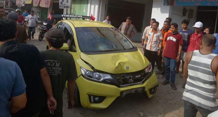 Tabrak Tiga Pemotor, Honda Jazz Dikepung Massa