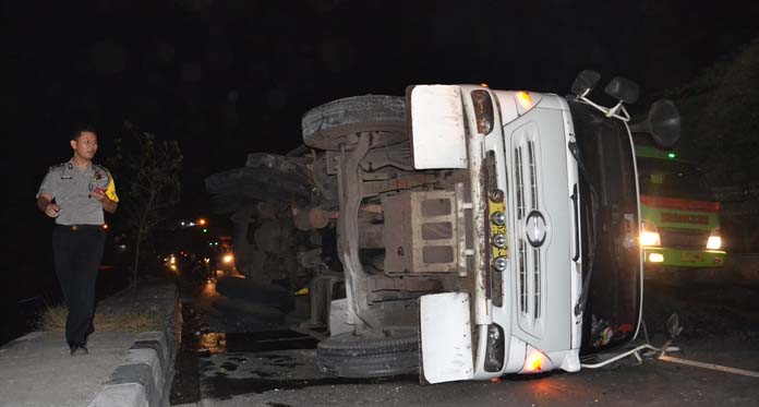 Tabrak Median Jalan, Truk Batubara Terguling di Klangenan