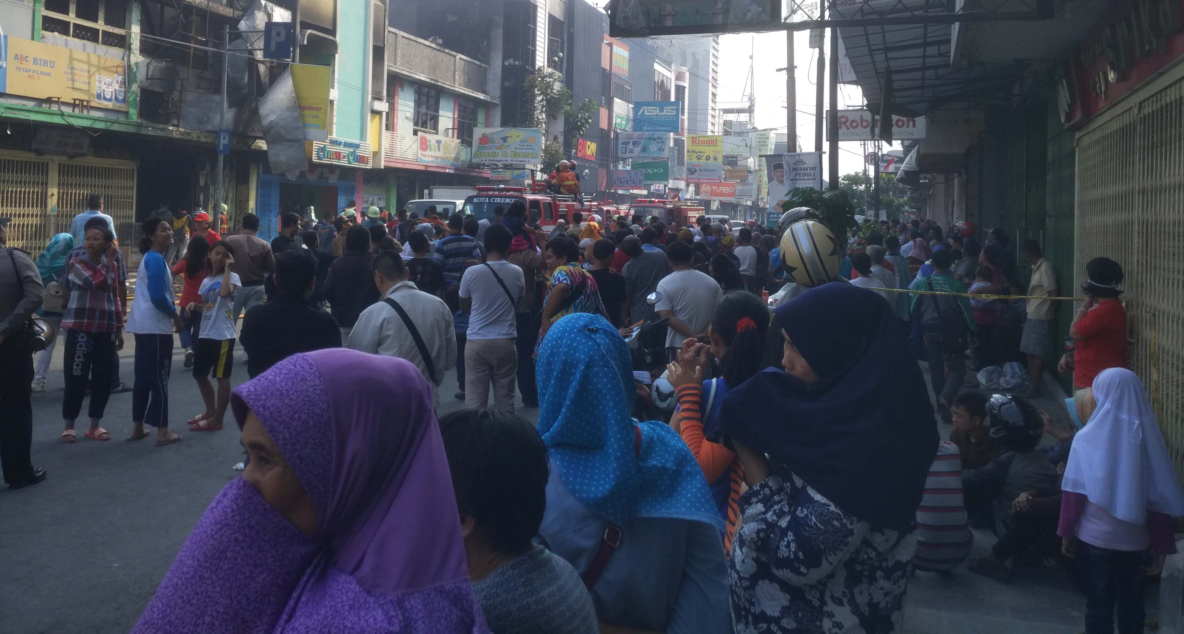 Oalah, Kebakaran di Jl Pekiringan Jadi Tontonan Warga