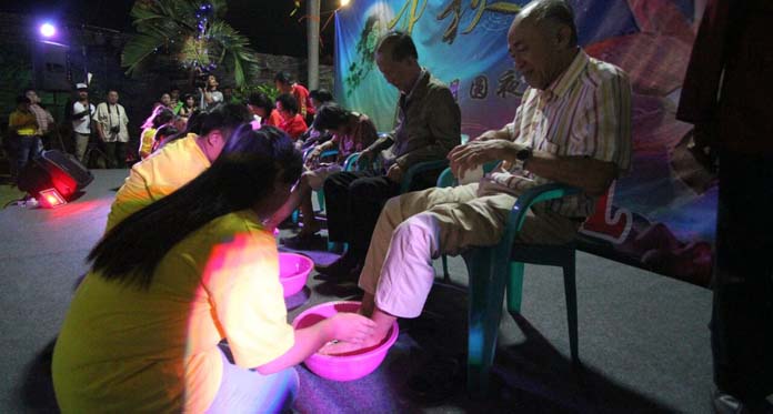 Tanda Bakti, Basuh Kaki Orang Tua