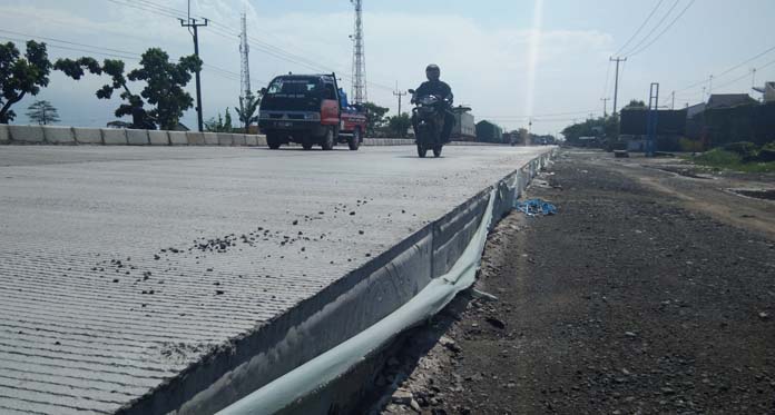 Waspada, Bahu Jalan Pantura Ini Bahayakan Pengendara