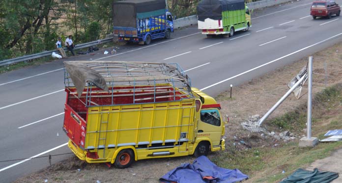 Truk Nyungsep di Bawah Flyover Kanci