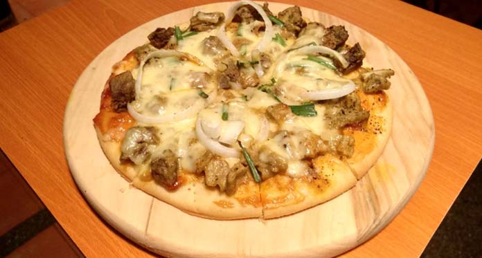 Unik dan Nikmatnya Citarasa Pizza Empal Gentong Khas Cirebon