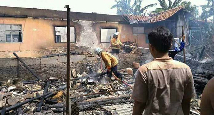 Api Tungku Bakar Tiga Rumah, Angin Kencang Hambat Proses Pemadaman