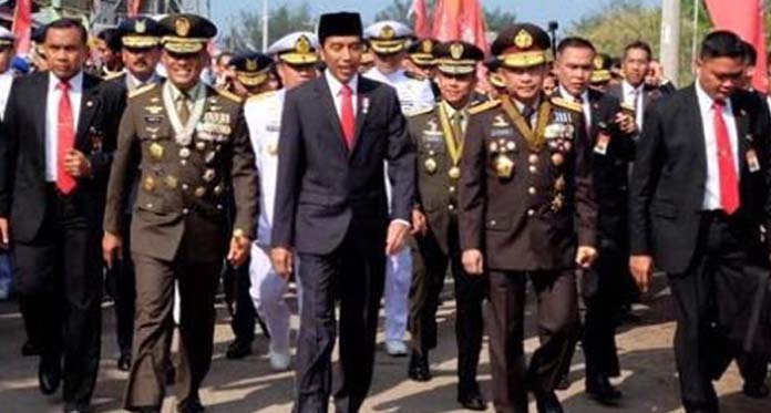 Presiden Jokowi Jalan Kaki Menuju Lokasi HUT TNI