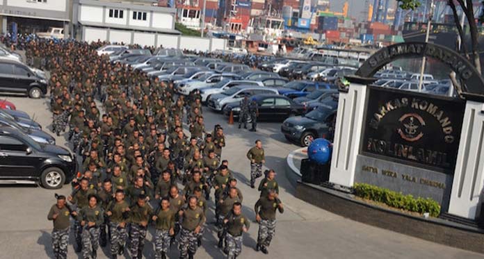 Sambil Bawa Senjata, Ratusan Prajurit Kolinlamil Lari Keliling Markas