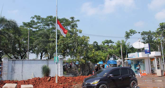 Warga Tak Respon Kibarkan Bendera Merah Putih Setengah Tiang