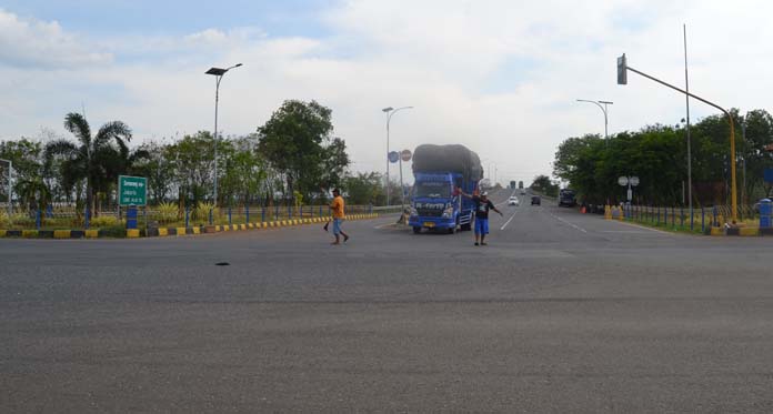 Waspada, Sudah Sebulan Traffic Light Gate Tol Kanci Tak Berfungsi