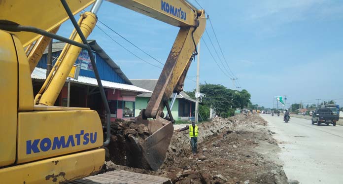 Urug Jalan Pantura dengan Tanah Galian