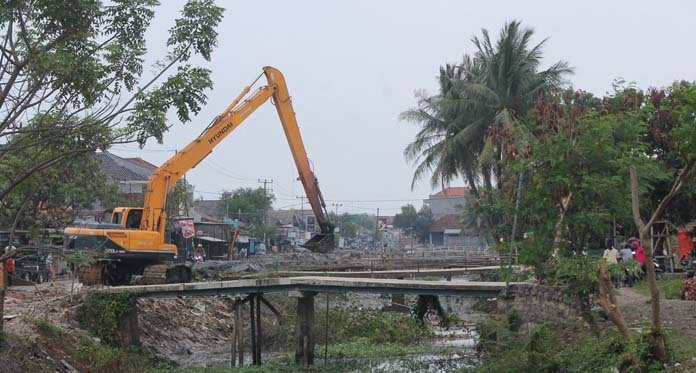 Normalisasi Kali Bojong, Bongkar Puluhan Bangli