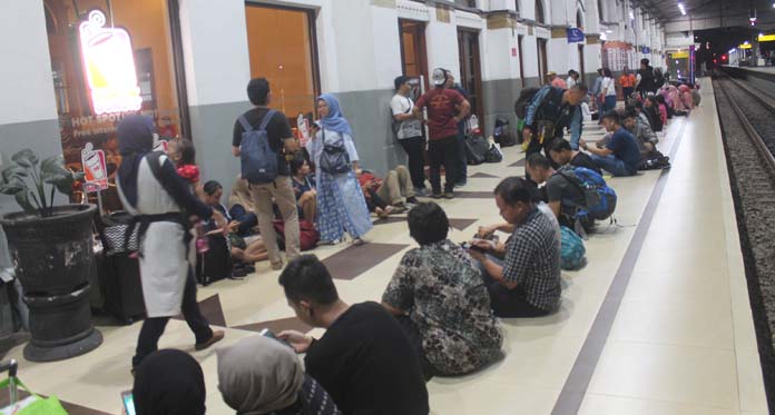 Jalur Kereta Api Cirebon-Jakarta Sempat Lumpuh 9 Jam, Penumpang Menumpuk