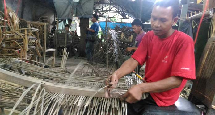 Pesanan Kerajinan Rotan Banyak, Bahan Baku Langka